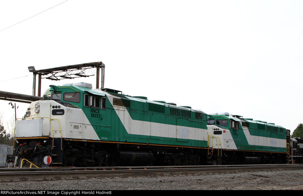 RNCX 18551 & 18541 sit at the NS fuel racks 